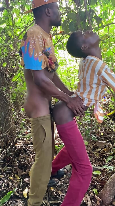 Di Bawah Pohon Mangga Aku Bercinta Pantat Hitam Kembar