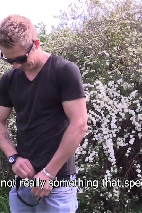 Czech Hunter - si kembar lagi asik bersantai di taman dan ngidam seks anal