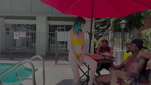 Sexy swinger Ireland Rose wird am pool abgeholt und von zwei schwarzen schwänzen gefickt