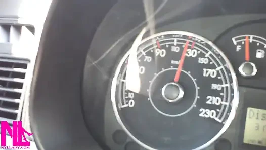 Накачка педали и вождение по шоссе в мягких изношенных квартир и нейлоновых носках