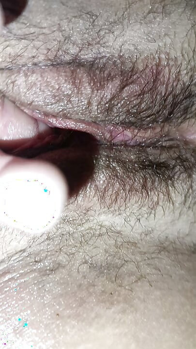 她张开双腿，好让手指同时插入两个洞里操她