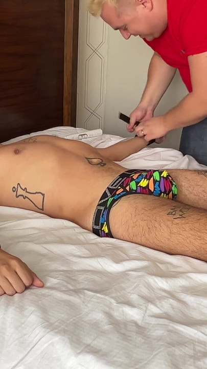 Seksi škakljiva buntovnica ima škakljiva jaja