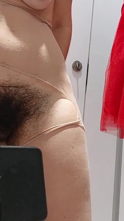 Episkt ögonblick från "Sexig brunett försöker på tights, hårig fitta, stor röv, stora tuttar. Hårig fitta amatör fru,"
