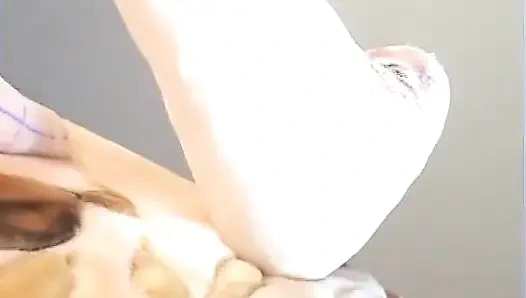 Aku lagi asik mainin kaki legcastku dengan kaus kaki nilonku