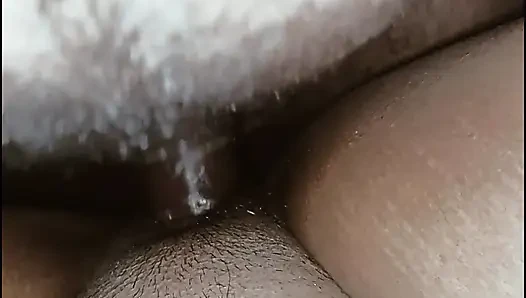 Istri Malayali berbagi