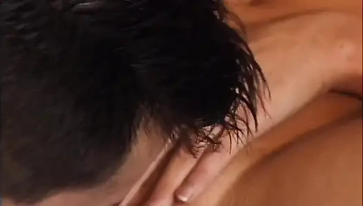 Kısa saçlı Çek bebek anal okşamalar istiyor