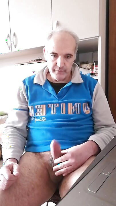 Свърших в кафето си и глътнах всичко горещо