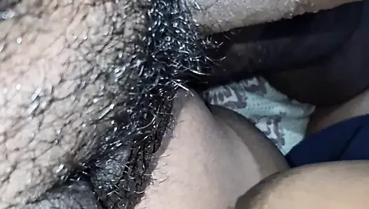 Hintli evli kadın kocasının yarağını emiyor ve ağzına boşalıyor