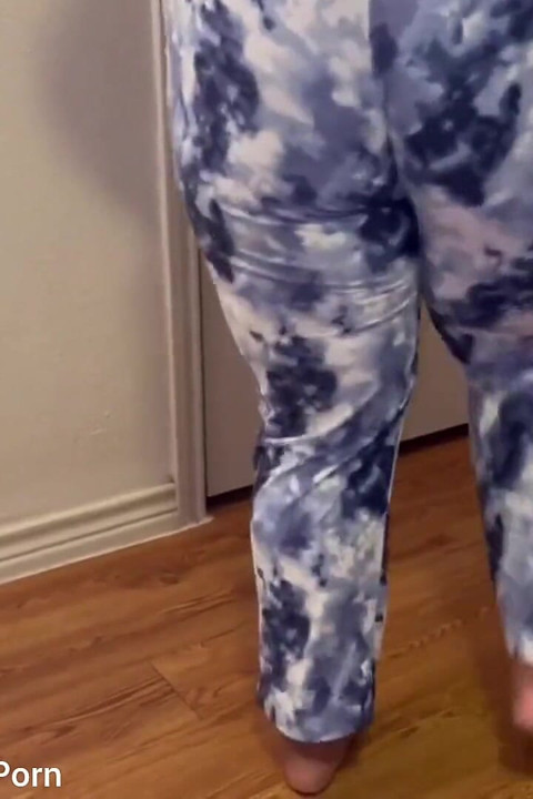 Çiş için çaresizce pantolonuma işiyor ayaklarıma damlıyor