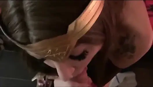 Ich wusste nicht, dass wonderwoman auch diese fähigkeiten mit blowjobs hatte