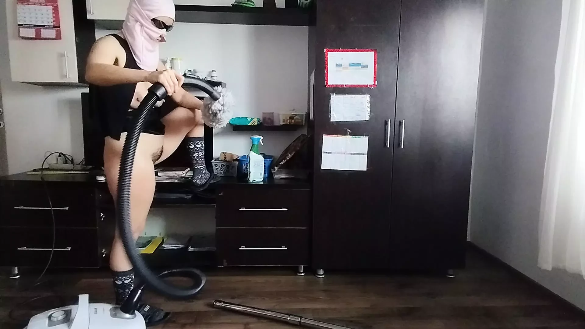 아마추어가 알몸으로 집을 청소하고 진공 청소기를 청소합니다.