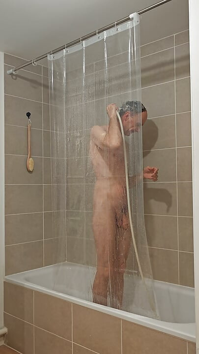 Estás na casa de banho. Olha o que vês.