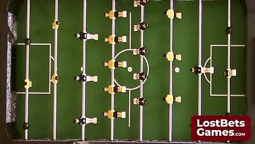 Permainan foosball striptis menjanjikan hadiah tamparan di akhir