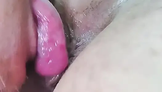 Моя соседка предлагает мне массаж и в конечном итоге трахается с моей задницей