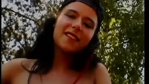 Мастурбирует она это или нет?