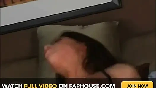 Sexy heiße junge brünette kaum von einem riesigen schwanz gefickt!