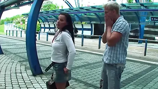Моя сексуальная возбужденная подруга любит трахать ее горячую волосатую киску мой большой член на улице и на публике