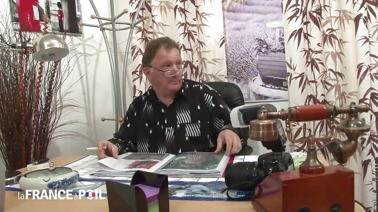 Winzige brünette schlampe kriegt schwanz tief in den hals