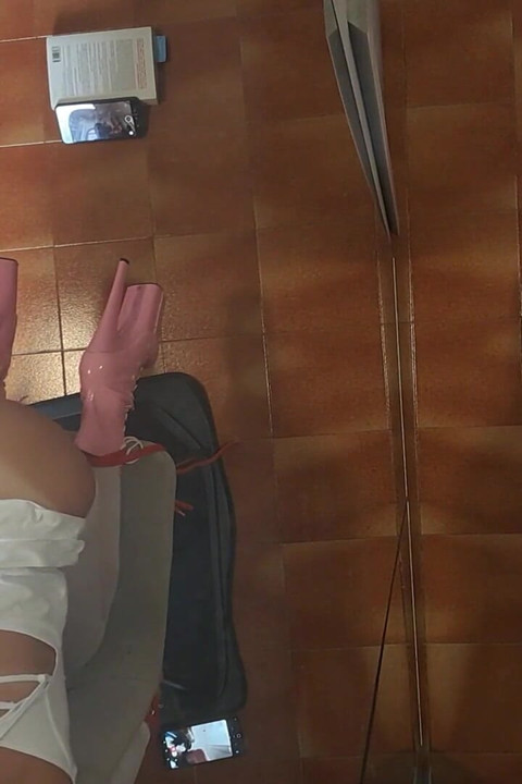 MILFが椅子に縛られ、口と膣でセックスされる