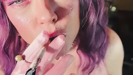 Симпатичная Tina Snua кончик к хвостам 2 сигареты с множеством дымовых колец в атласных перчатках и ювелирных изделиях