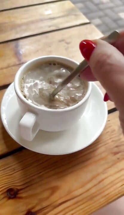 Memamerkan lubang basah ibu tiri dengan toket besar dan pantat bahenolnya
