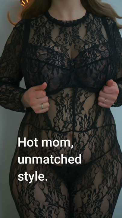 Eine MILF in schwarzem anzug zeigt ihre kurven