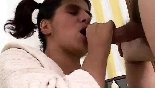 Remaja manis menemukan kontol keras untuk diisap - DVD