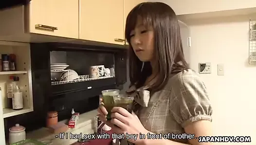 Cachonda hermana japonesa recibe un creampie desordenado después de la t