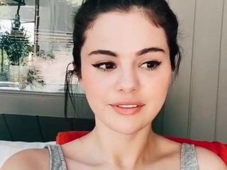 Selena gomez januari 2021 selfie, belahan dada