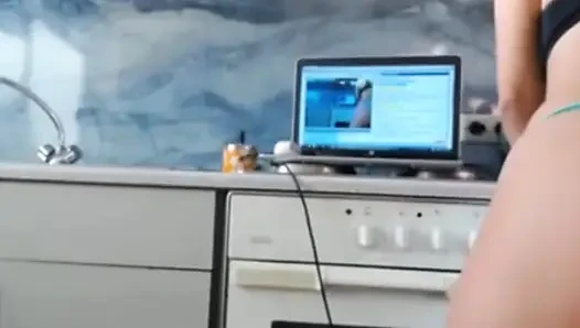 Sexy Dea Twerking on Live Streaming