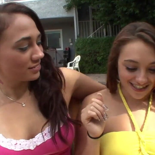 Awek lesbian bertetek besar dalam posisi 69