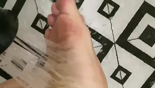 Pergilah ke kamar mandi untuk bersenang-senang. Lebih banyak kaki untukmu