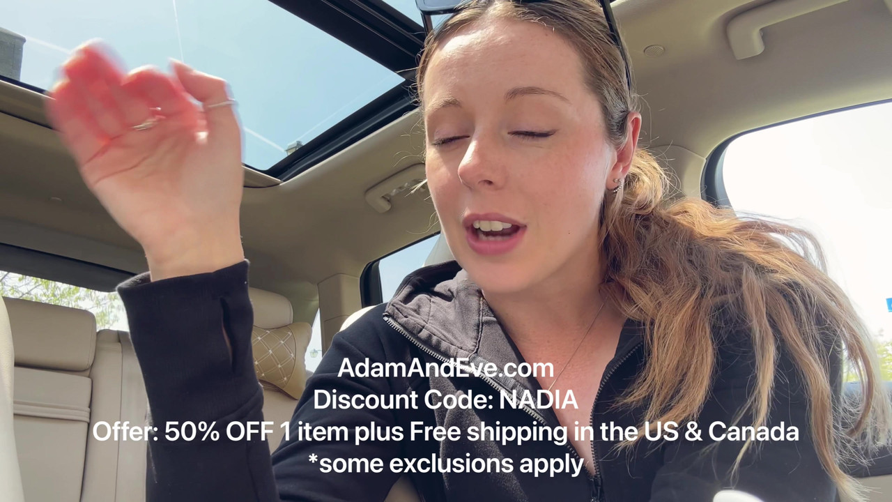 愛車の後部座席でピンクのディルドでオナニー