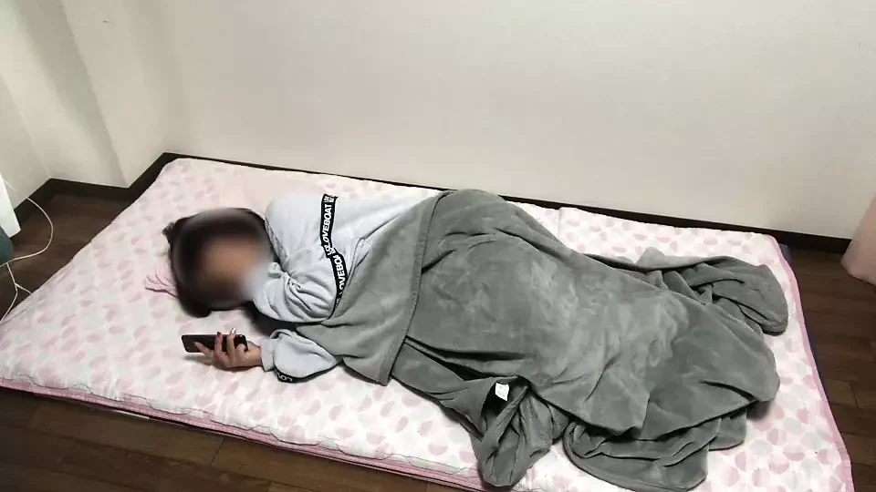 Seorang awek comel melancap dengan mainan dewasa pertama yang dia beli.