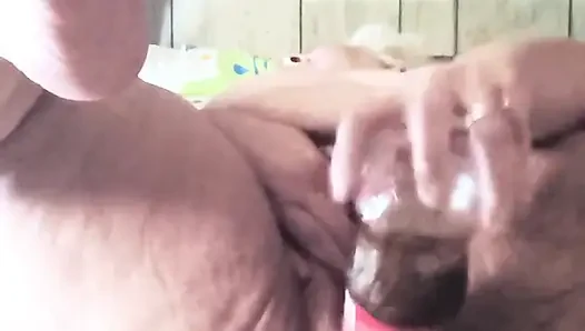 Pelacur gemuk ngentot botol cola itu dengan throttle penuh