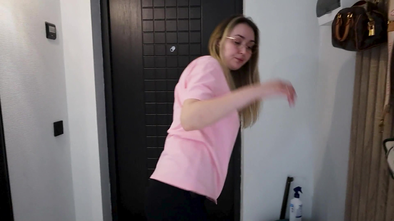 热辣继母不小心把继子的鸡巴插入了她紧致的阴户