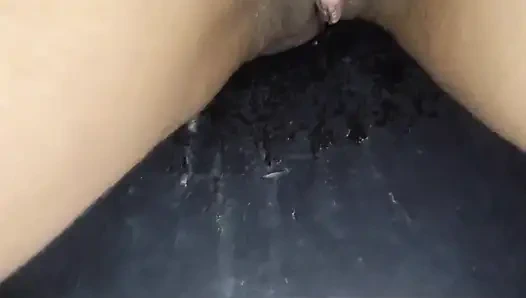 Aku lagi asik nyepong kontol raksasa pria kulit hitam di gloryhole sampai lubang pantatku dientot habis-habisan! Bagian 2