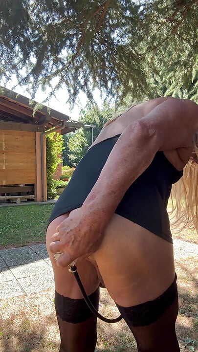 Kadın kılıklı kadın açık havada götünü pompalıyor