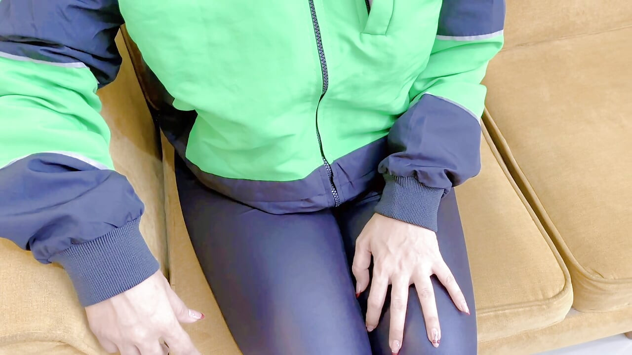 Masum bir kurye edişsiz bir adam tarafından eşek şakası yapıyor