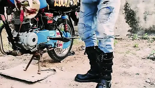 Bisiklette ayakta seks - minyon motorcu gangster umumi garajda erkeğini sikiyor