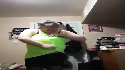 korkak giyiniyor