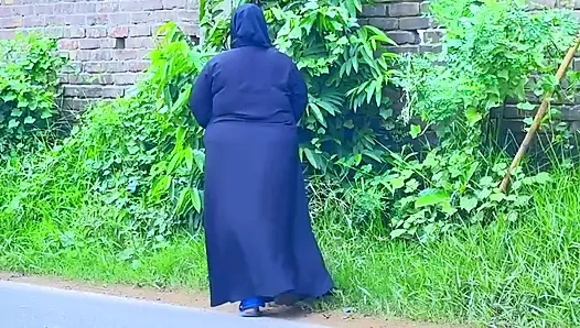 Арабская горячая мачеха возбуждается после выезда с дороги в гостиничной кровати и я вижу ее большую задницу и начинается дрочка