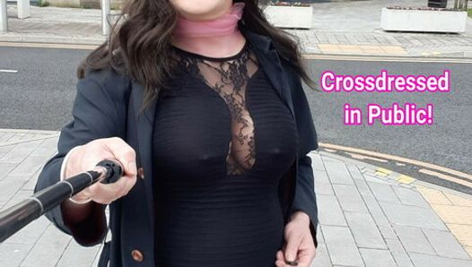 Crossdresser che cammina per strada a Rawtenstall, Lancashire, Regno Unito