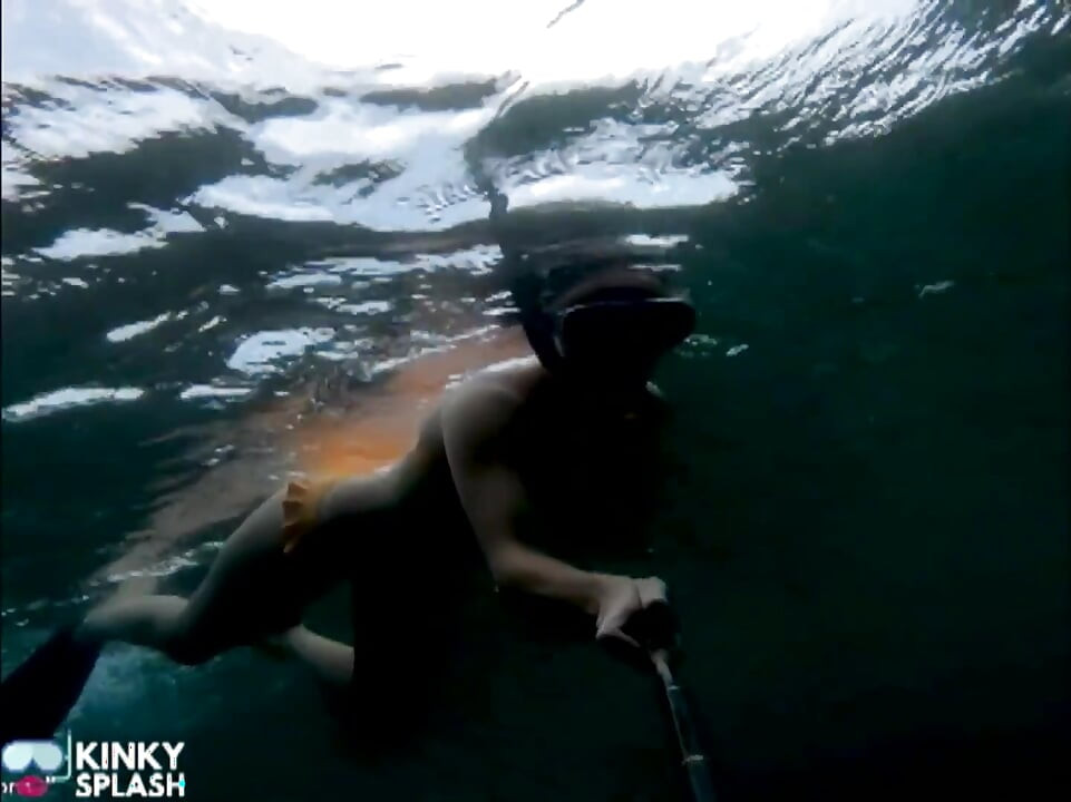 Puta de snorkel: bikini apretado, máscara de buceo y provocación de aleta bajo el agua