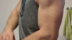 Ragazzo muscoloso di fitness si masturba per pigrizia