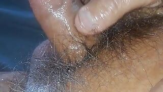 Eingeölter kleiner behaarter penis schießt sperma