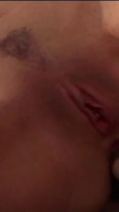 Momma si cewek sange rambut cokelat ini suka banget dientot sama kontol cowok berengsek ini"