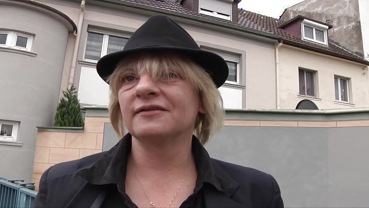 큰 딜도로 몸을 채우는 독일 미시