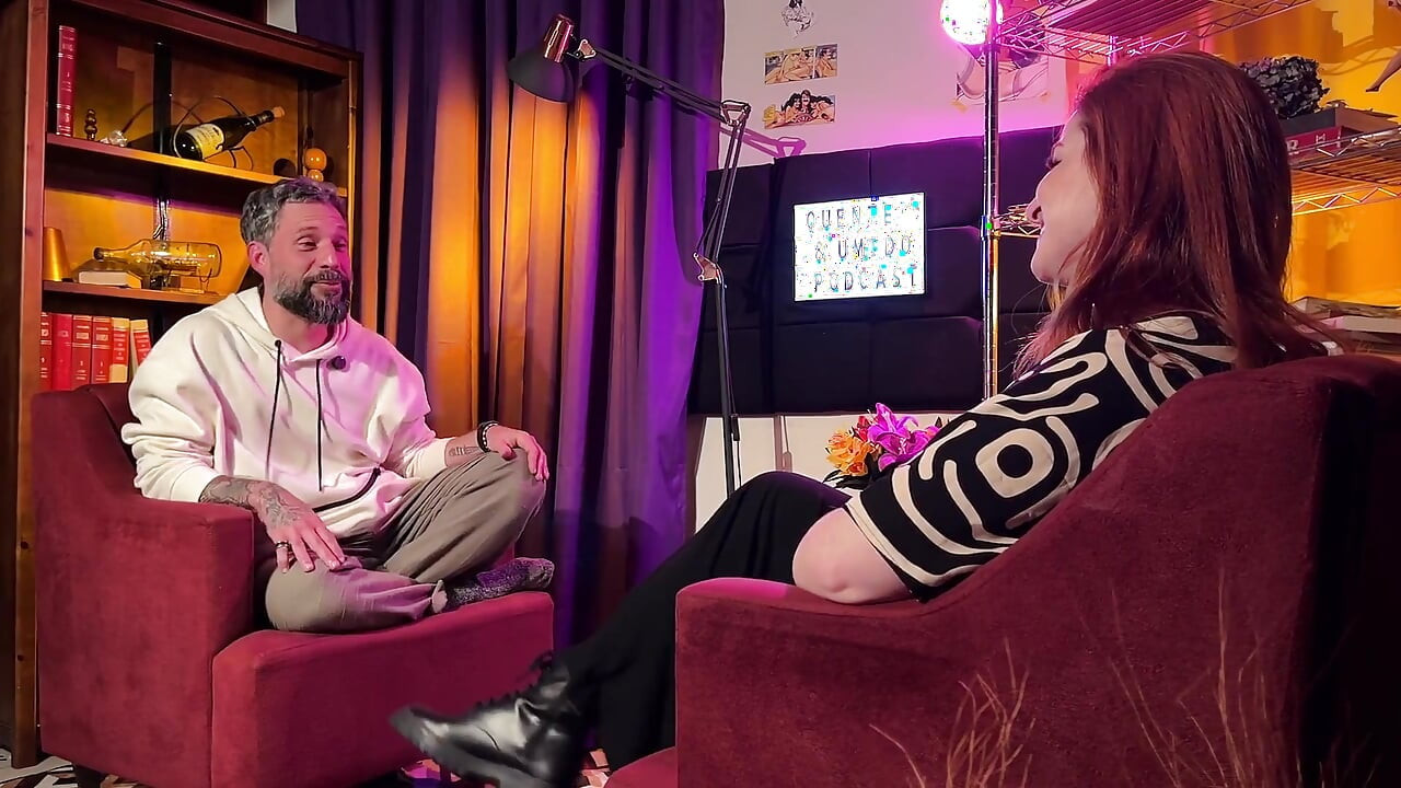 Pornoskuespillerinner diskuterer sine seksuelle preferanser mens de filmer en scene - Hot & Wet Podcast
