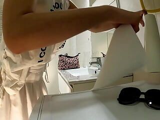 Wytatuowana gorąca seksowna dziewczyna w łazience zmienia majtki